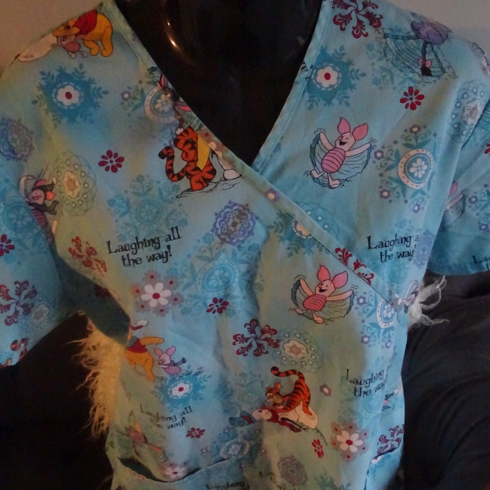 DISNEY WINNIE THE POOH/TIGGER/PIGLET CHRISTMAS/HOLIDAYS SCRUB TOP